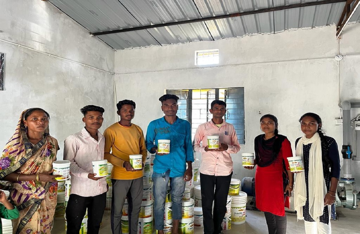 बदलता दन्तेवाड़ाः नई तस्वीर आत्मनिर्भरता की ओर बढ़ते एक और कदम, 21 लाख से अधिक का गोबर पेंट किया गया विक्रय
