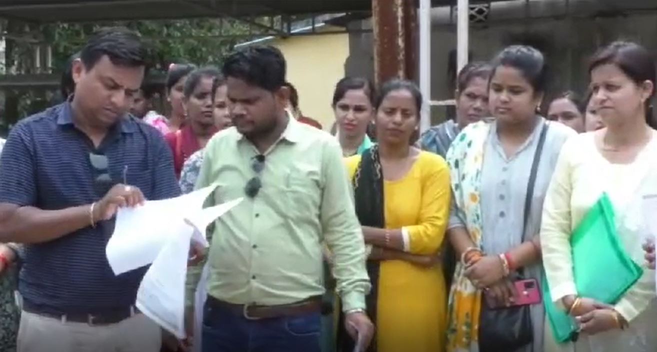 चुनाव से पहले सरकार को मिला बड़ा टेंशन! हड़ताल में बैठे प्रदेश भर के कर्मचारियों ने उठाया हैरान करने वाला कदम