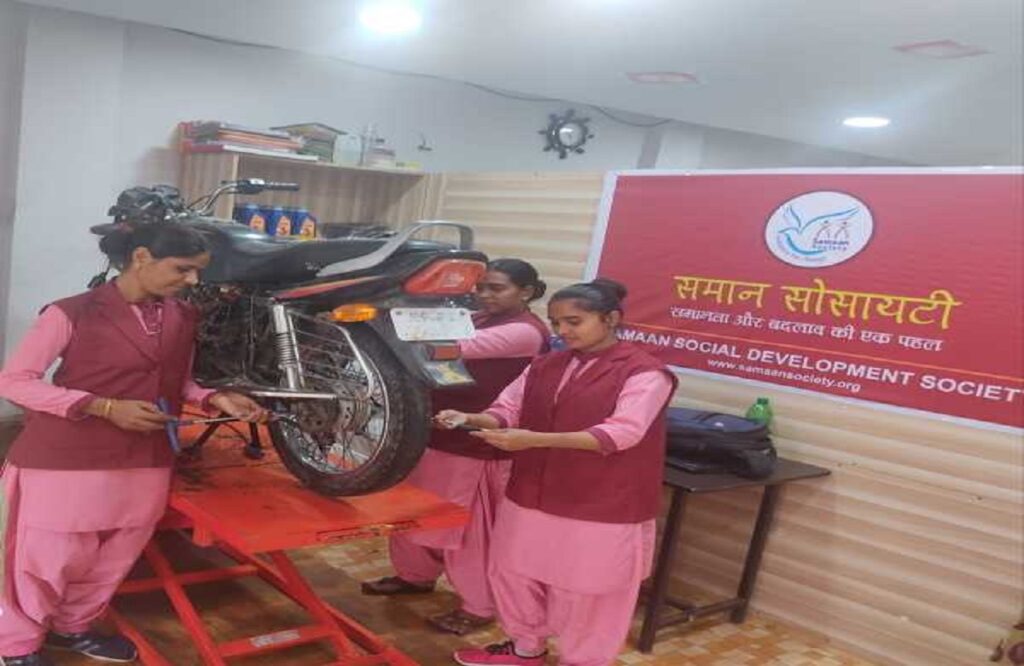 Woman mechanic will reach home to repair two wheelers on a phone call