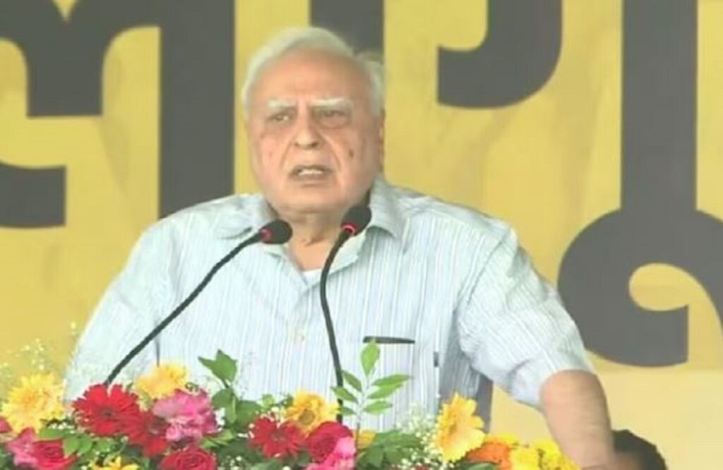 Kapil Sibal reached the stage of Aam Aadmi Party