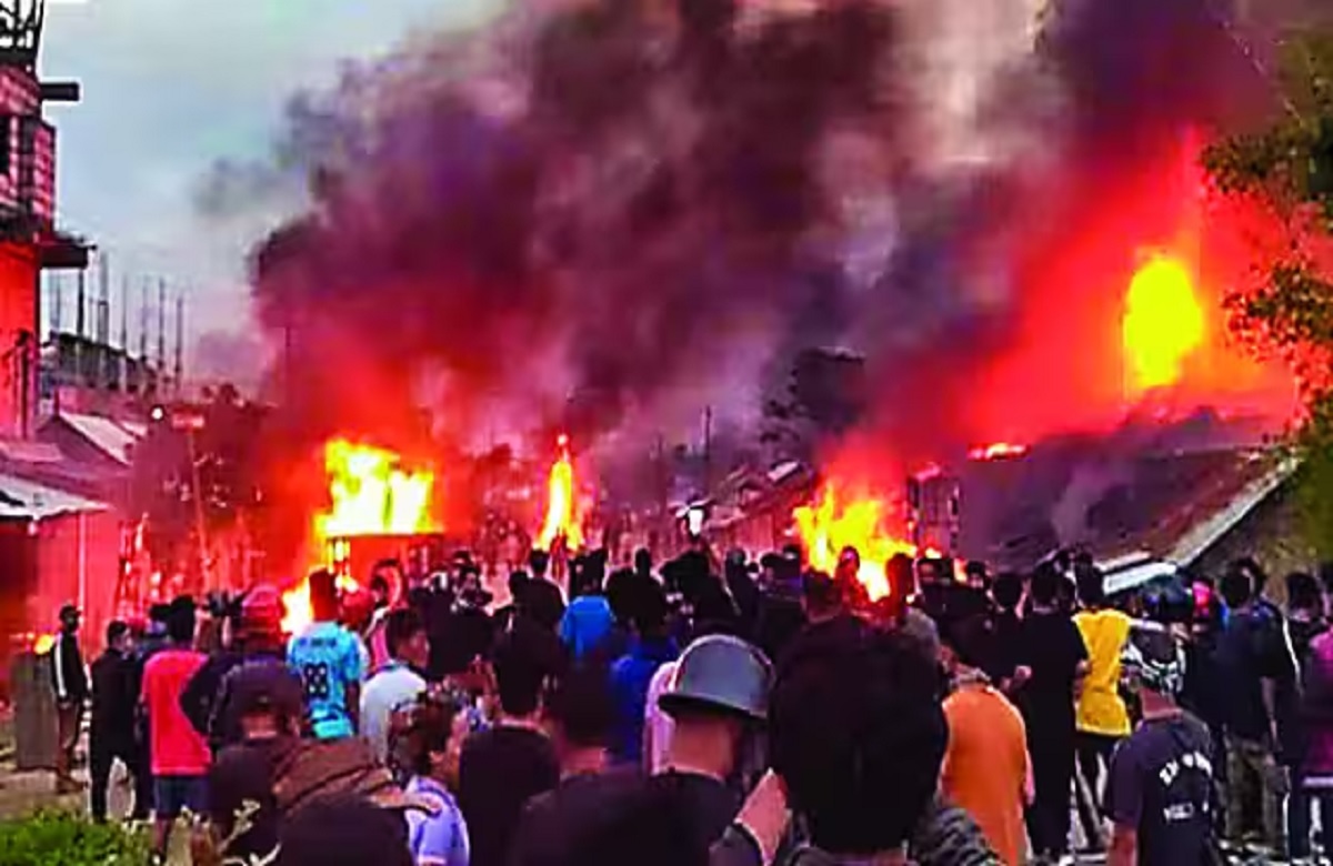 Manipur Violence: नहीं थम रही हिंसा, भीड़ ने मंत्री का गोदाम फूंका, घर जलाने की भी कोशिश की