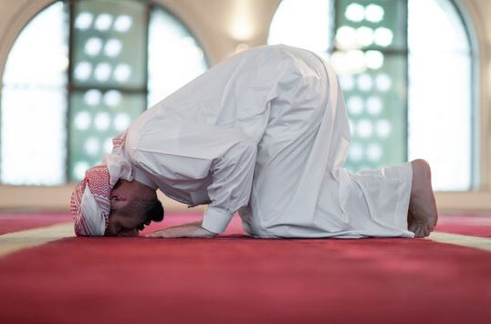 जैसे ही छुरी चलाई तो वहां अचानक उनके बेटे की जगह एक बकरा आ गया। हजरत इब्राहिम ने आंखों से पट्टी हटाई तो उनके बेटे इस्माइल सही-सलामत थे।