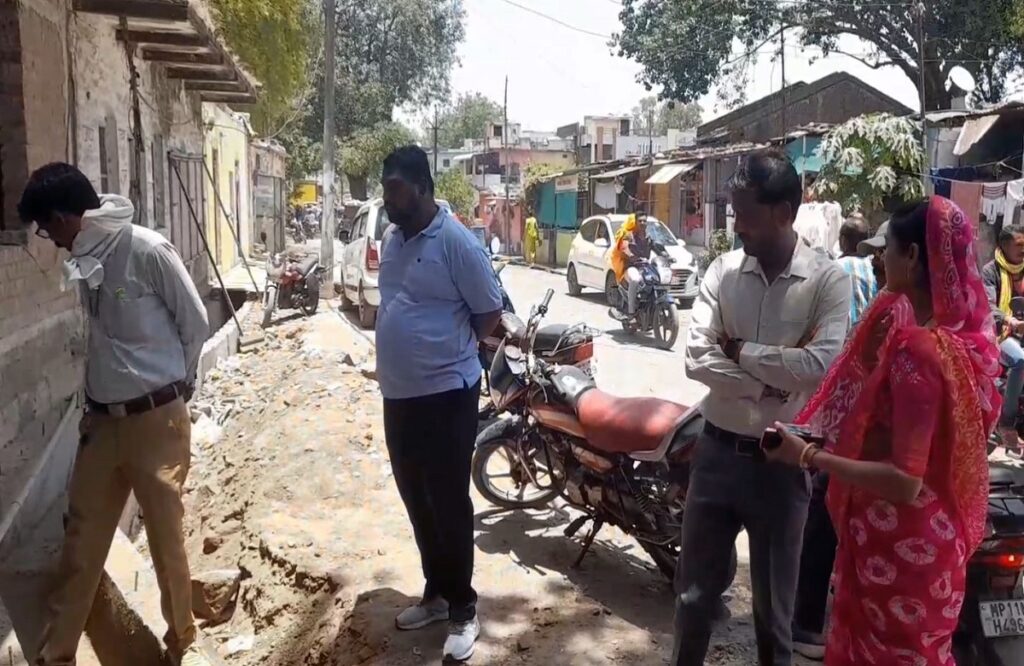 Municipal president reprimanded the contractor after seeing the poor drain construction