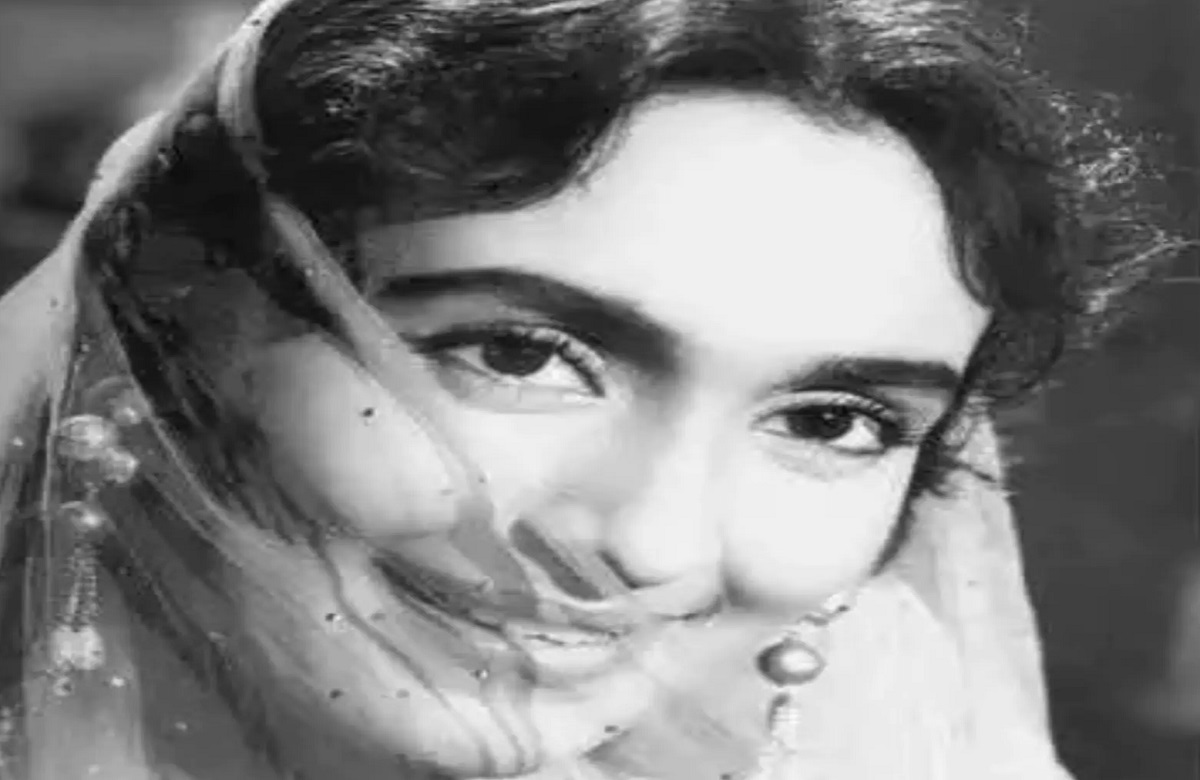 दिग्गज अभिनेत्री का सालों पुराना बंगला अचानक भरभराकर गिरा, हादसे में किसी के हताहत होने की कोई जानकारी नहीं…