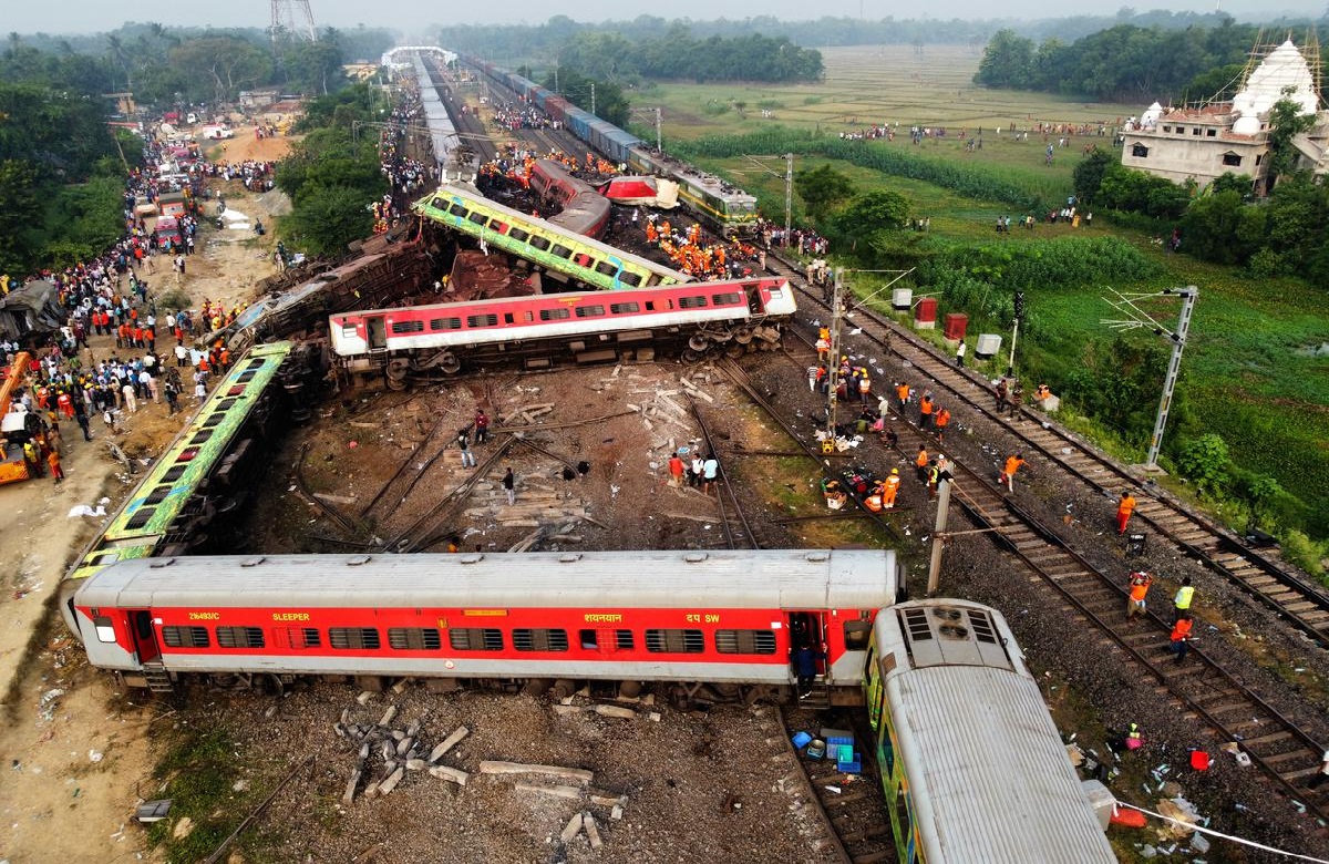 Odisha train accident : 90 ट्रेन रद्द, 46 का मार्ग बदला, भीषण रेल हादसे में अभी तक 288 यात्रियों की मौत