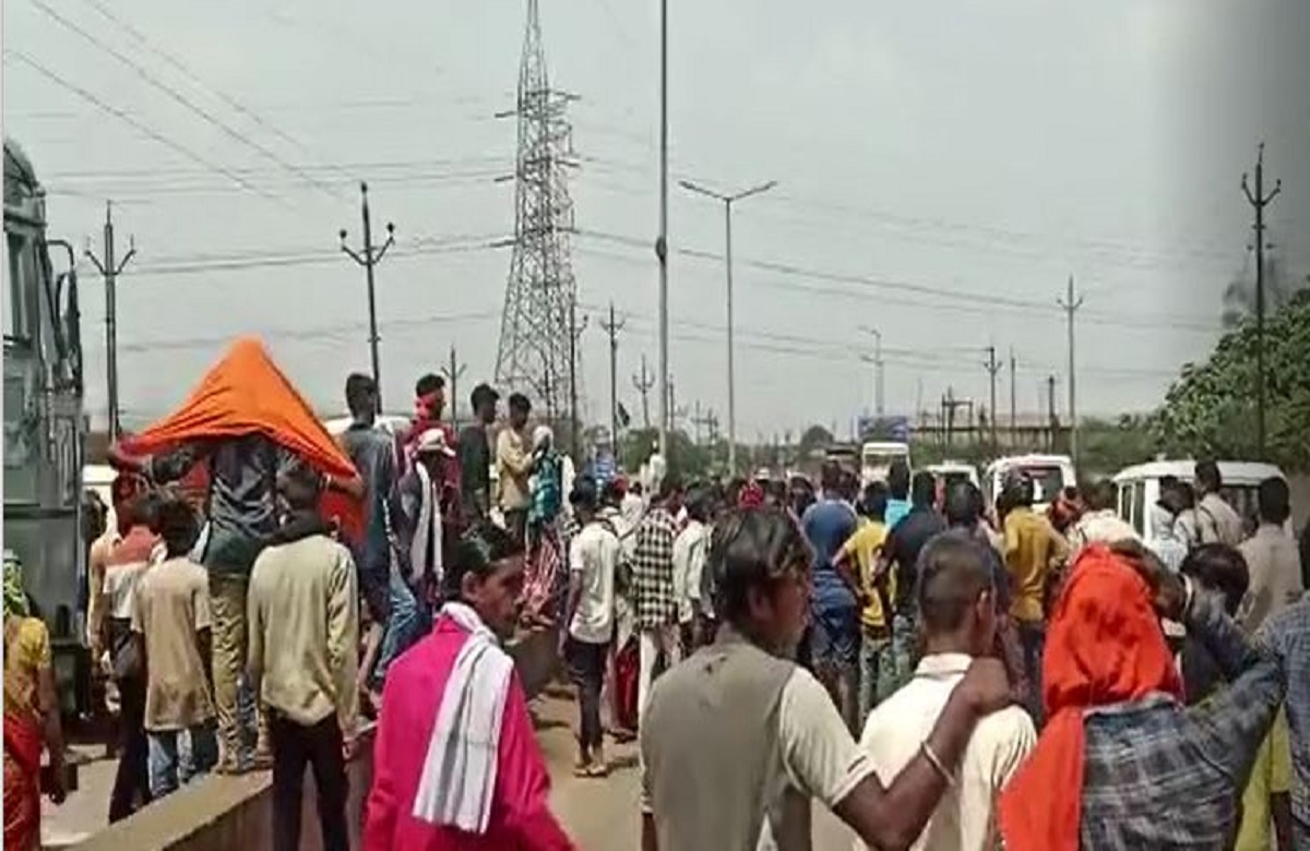 सड़क पर फैली रेत ने ले ली भाई-बहन की जान, गाड़ी स्लिप होने के बाद पीछे से आ रहे ट्रक ने दोनों को कुचला