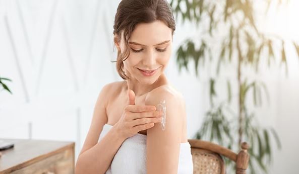 मानसुन में त्वचा तैलीय हो जाती है तो हल्के मॅाइश्चराइज का प्रयोग करें।