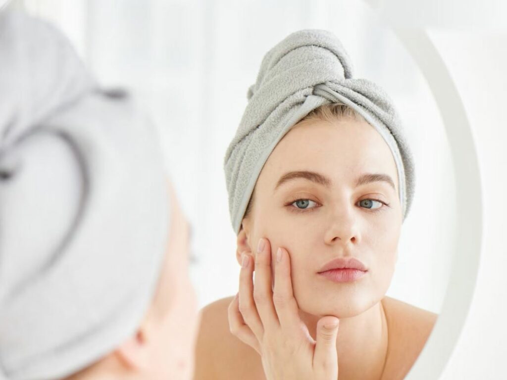 बारिश का मौसम आते ही मौसम तो सुहाना होता है लेकिन ये स्किन से जुड़ी कई समस्याओं को भी लेकर आता है।