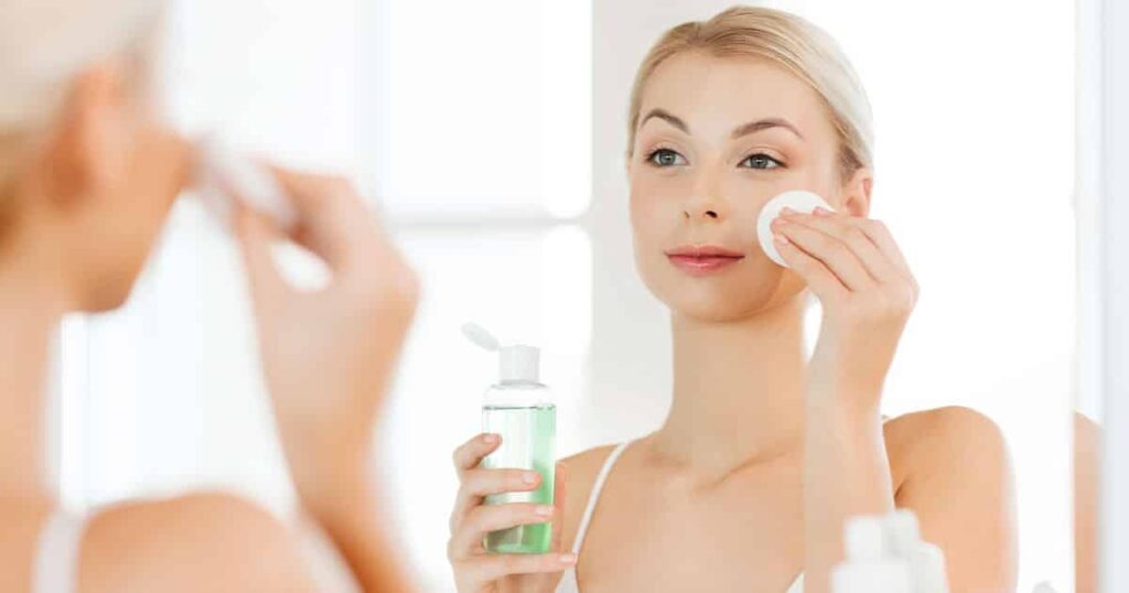 इस मौसम में नमी से इंफेक्शन का खतरा रहता है। इसलिए एंटी बैक्टीरियल टोनर का यू़ज करें।