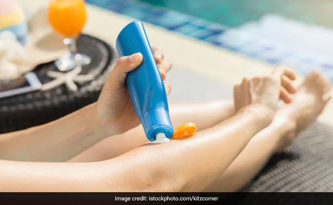 सनस्क्रीन हर मौसम में जरुरी है। बाहर निकलने से 20 मिनट पहले सनस्क्रीन लगाए।