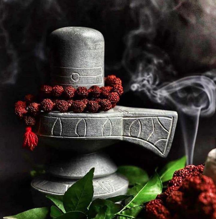 बेलपत्र और जल के प्रभाव से भोलेनाथ के शरीर में उत्पन्न गर्मी शांत होने लगी और तभी से शिवजी पर जल और बेलपत्र चढ़ाने की प्रथा शुरु हुई।