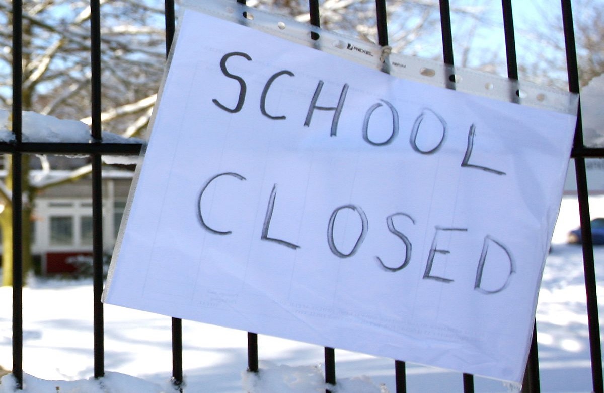 School Closed: प्रदेश के इस जिले में कक्षा 12वीं तक सभी स्कूल बंद, डीएम ने इस वजह से जारी किया आदेश