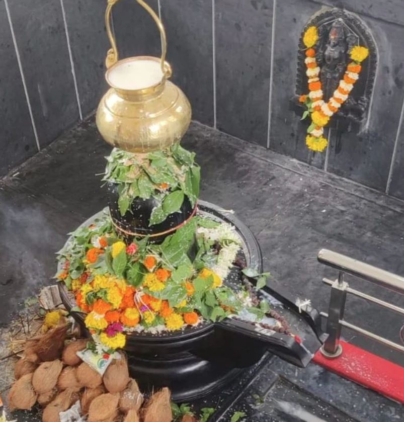 बेलपत्र विष के प्रभाव को कम करता है इसलिए सभी देवी देवताओं ने बेलपत्र शिवजी को खिलाना शुरू कर दिया. बेलपत्र के साथ साथ शिव को शीतल रखने के लिए उन पर जल भी अर्पित किया गया।