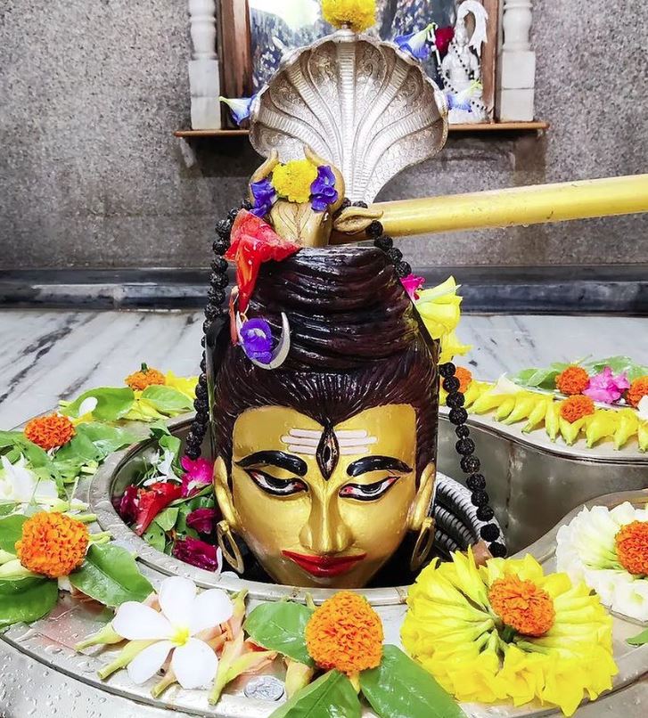 श्रावण मास की शुरुआत हो चुकी है और इस बार सावन 2 महिने का होने वाला है। ऐसे में भक्तों को ये जानना जरूरी है कि भगवान शिव पर बेलपत्र क्यों चढ़ाया जाता है।