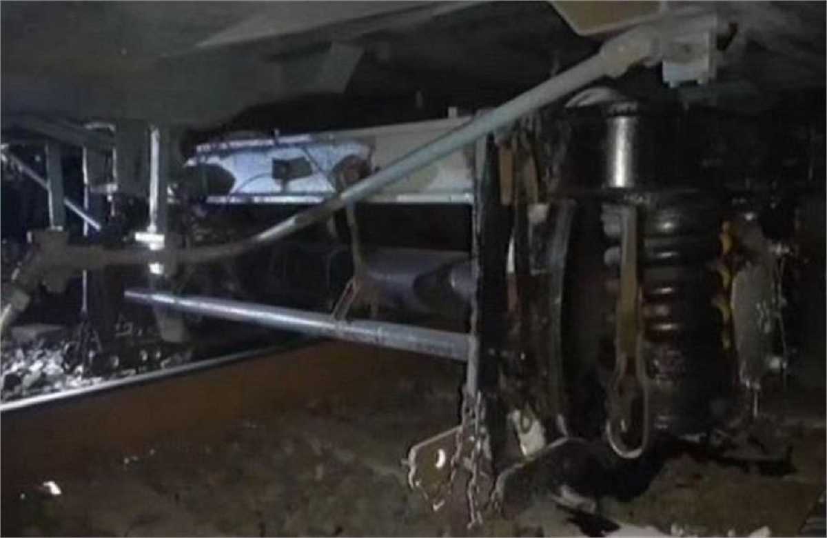 लोकल ट्रेन का खाली डिब्बा पटरी से उतरा, कोई हताहत नहीं