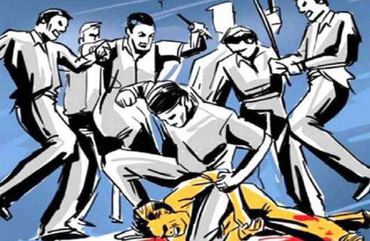 अच्छे कपड़े और चश्मा पहनने पर दलित मां बेटे को बेहरमी से पीटा, अस्पताल में चल रहा इलाज…