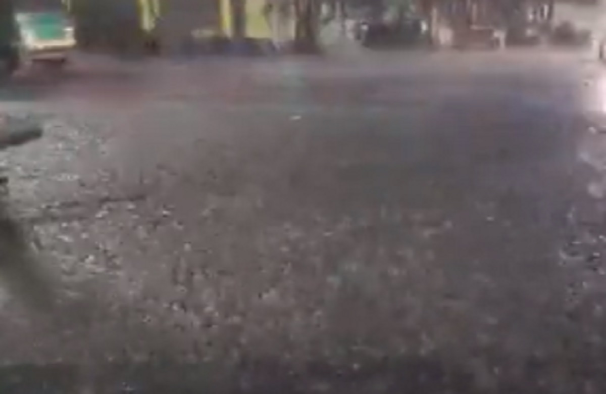 गुजरात में हो रही मूसलाधार बारिश, दिख रहा चक्रवात बिपरजॉय का असर…