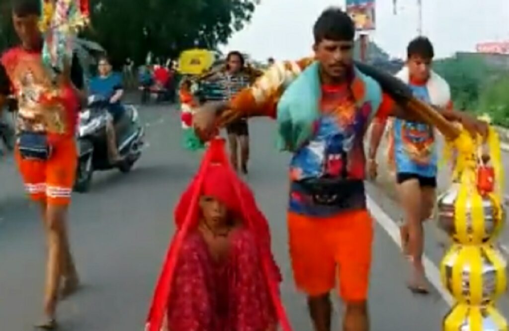 कांवड़ यात्रा के दौरान युवक ने किया कुछ ऐसा, जमकर हो रही तारीफ...
