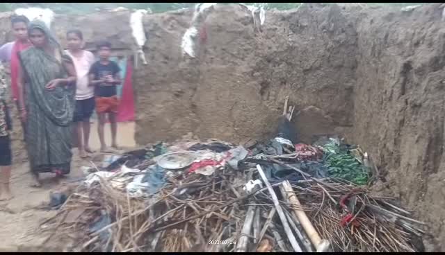 Datia News: बारिश से हाहाकार, सड़कों से स्कूलों तक भरा पानी, बच्चों की पढ़ाई पर बना संकट, पानी में किताबें हुई तरबतर