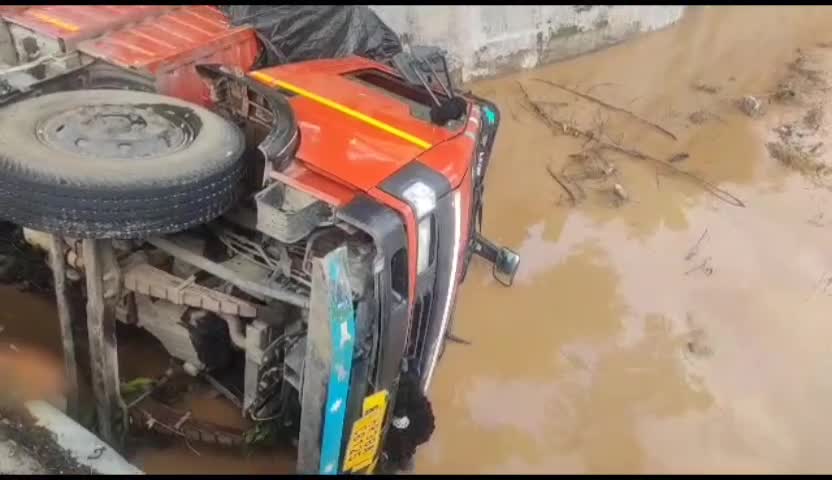 Khargone News: केले से भरा ट्रक अनियंत्रित होकर नाले में जा गिरा, ड्राइवर और साथी ने कांच फोड़कर बचाई जान