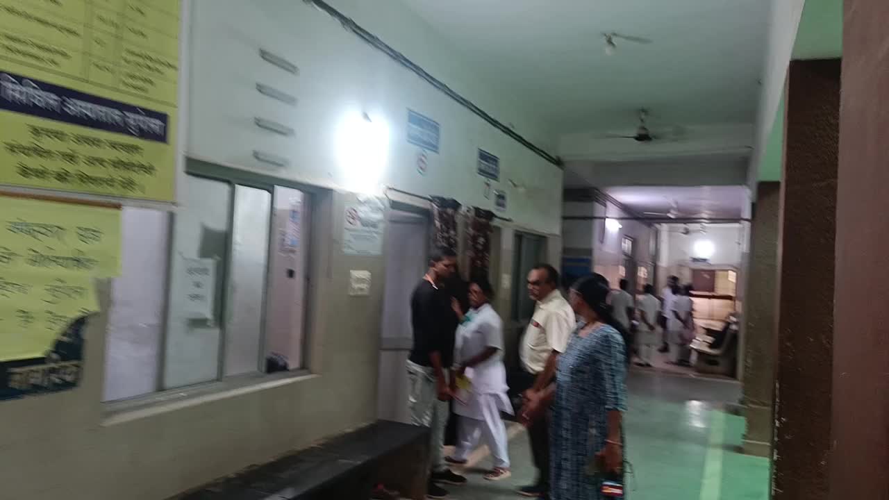 Bhilai News: स्वास्थ्य कर्मचारियों की हड़ताल से अस्पताल में ना दवाइयां मिल रही, ना गर्भवती महिलाओं के टीकाकरण हो रहे