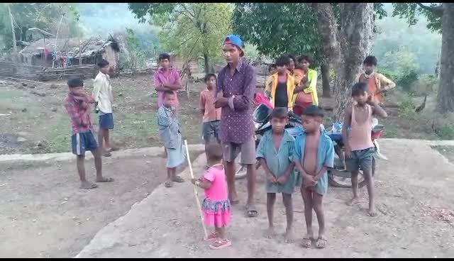 Kawardha News: एक ऐसा गांव जहां के बच्चे आज भी हैं शिक्षा से दूर, ना ही सड़कें, ना स्कूल