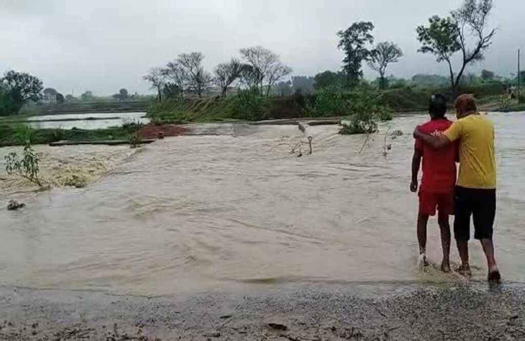 Life disrupted due to heavy rain since late night in Pathalgaon area