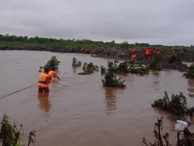 4 youths trapped in Bhedaghat waterfall