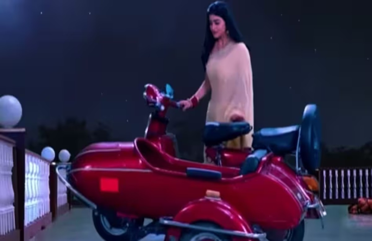 चांद पर फंसा पति और बच्चा, स्कूटर पर बैठकर महिला पहुंची बचाने, वीडियो हो रहा जमकर वायरल