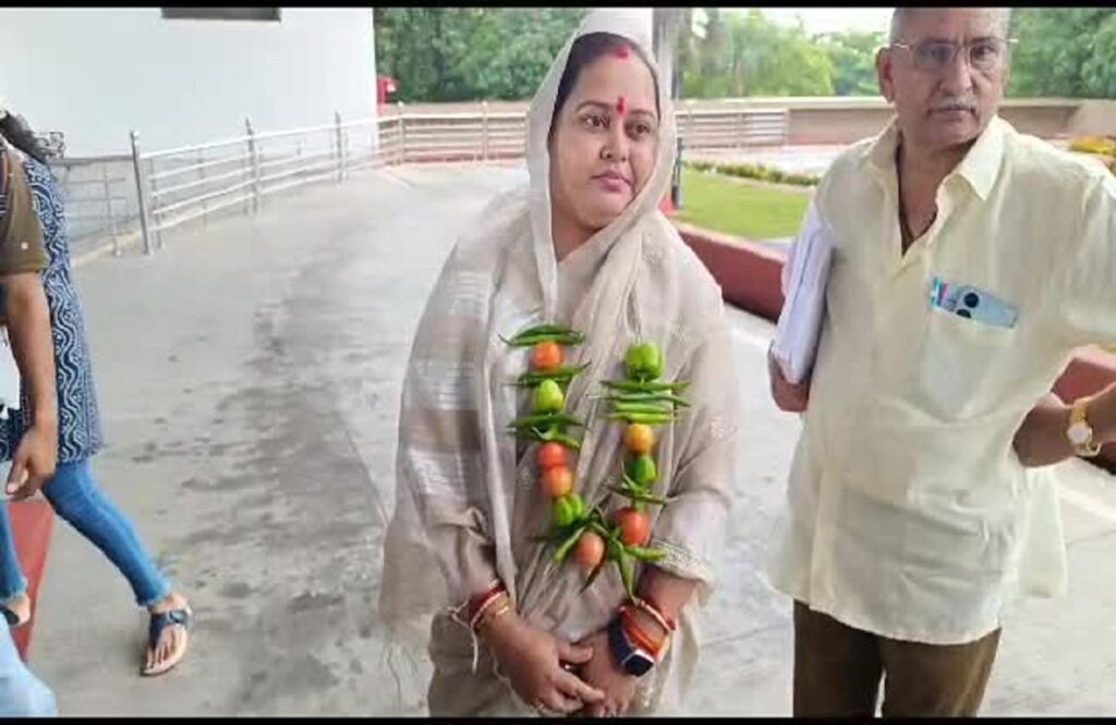 Congress MLA Kalpana Verma's unique performance on tomato and inflation