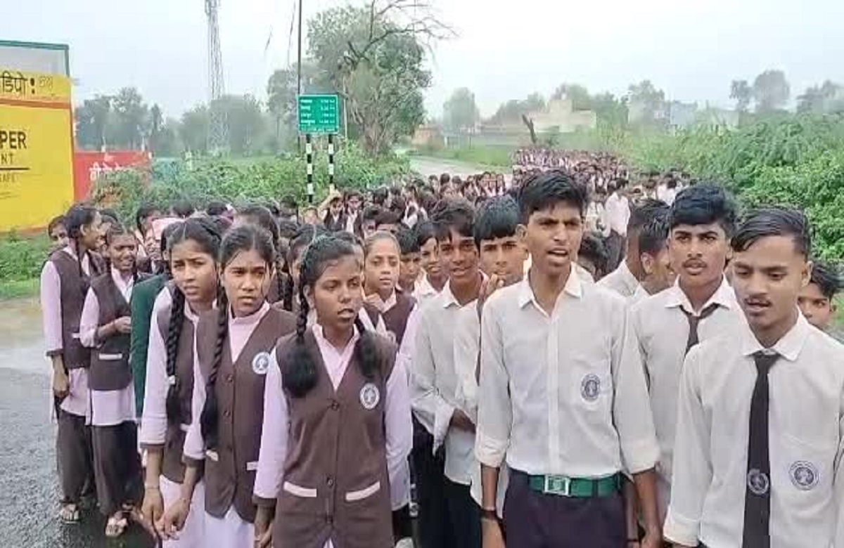 Barwani News: बरसते पानी में लामबंद होकर स्कूली छात्रों ने किया प्रदर्शन, पूर्व प्राचार्या पर लगाए गंभीर आरोप