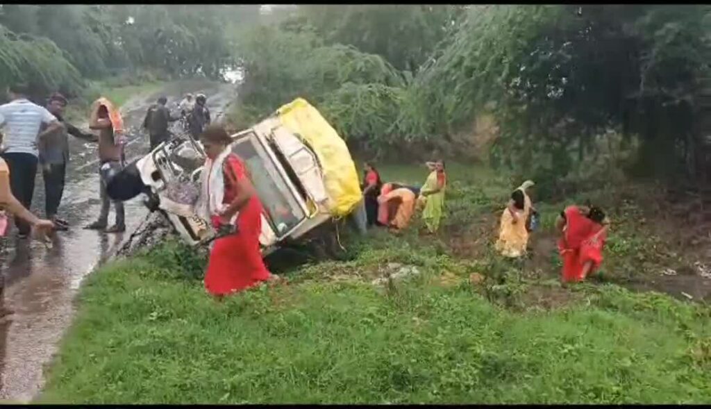 Pickup accident in Khargone
