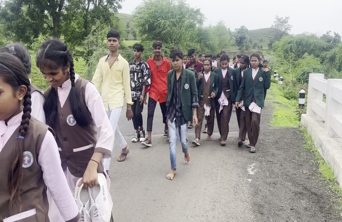 Barwani News: एकलव्य विद्यालय के बच्चों ने खोला मोर्चा, कलेक्टर से मिलने पैदल तय किया 25 किमी का सफर