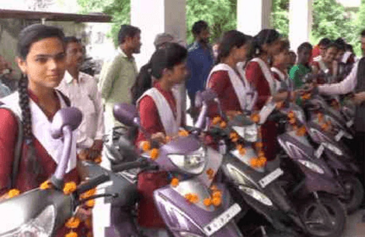 12वीं पास करने वाली लड़क‍ियों को मुफ्त म‍िलेगी स्‍कूटी, इस राज्य की सरकार ने किया बड़ा ऐलान