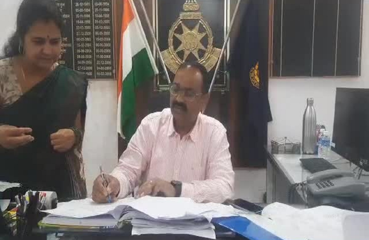 Guna News: साहब हमें झूठे केस में फंसाने की धमकी दे रहे.. फरियादी की आपबीती सुन एसपी ने दो आरक्षकों को किया लाइन अटैच