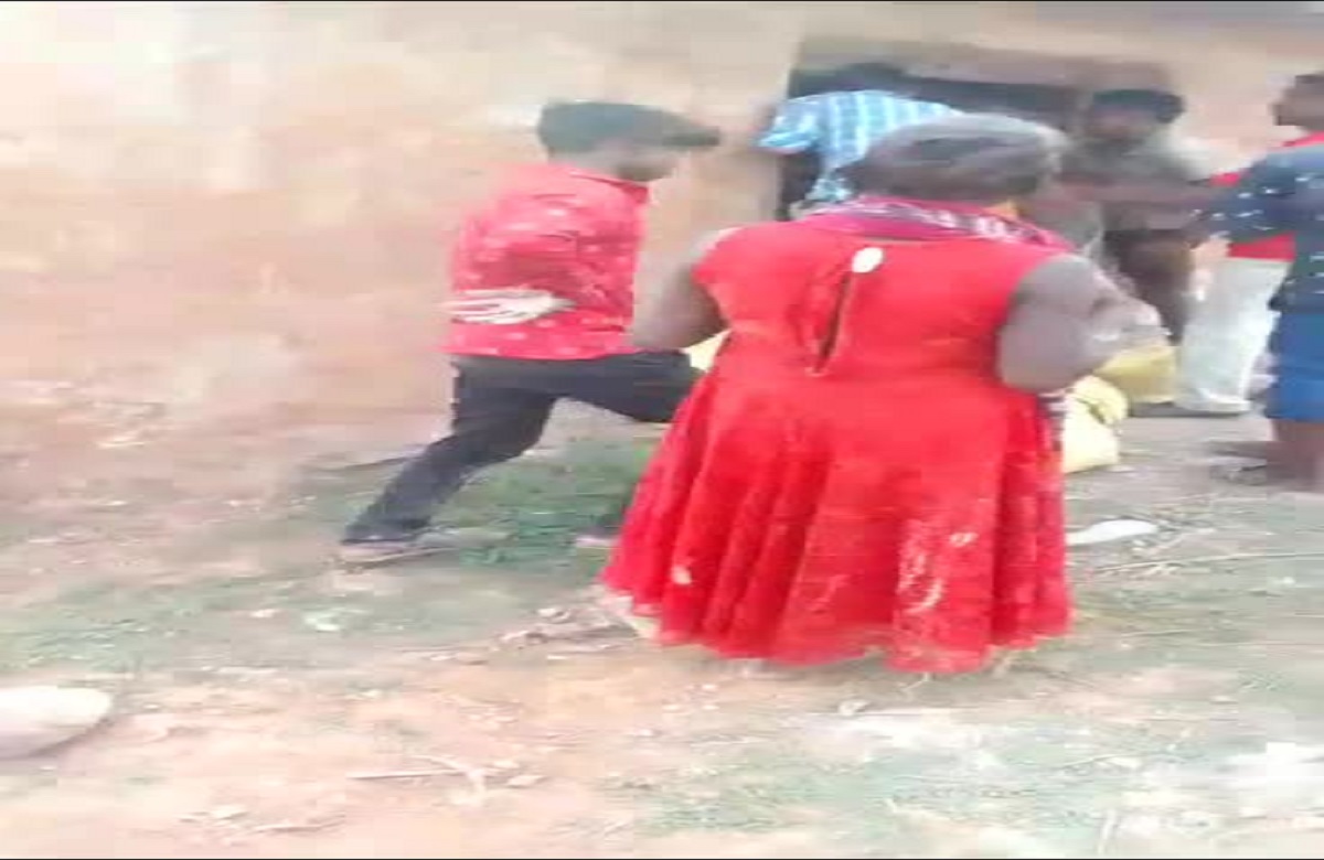 Singrauli News: सरपंच की दबंगई.. मजदूरी मांगने पर मजदूर को पीटा, महिलाओं के साथ भी की ऐसी हरकत