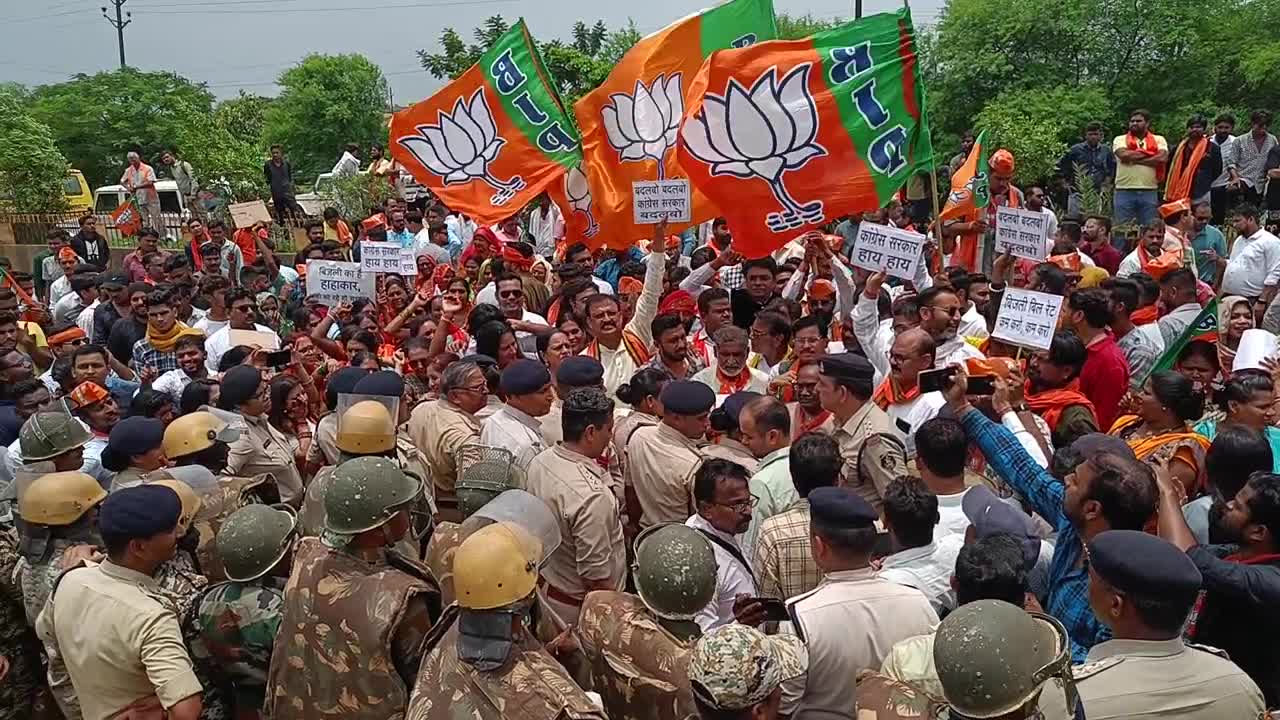 Bhilai News: बिजली कटौती की मांग लेकर बिजली विभाग के कार्यालय में हल्ला बोल प्रदर्शन, कहा समस्या का हल नहीं हुआ तो वे बड़ा आंदोलन करेंगे