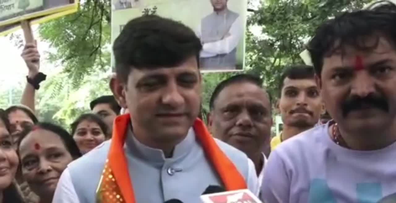 Indore News:पर्यावरण मित्र अभियान के तहत हरियाली महोत्सव की शुरुआत, महापौर सहित रहवासियों ने 1 लाख पौधे लगाने का लिया संकल्प