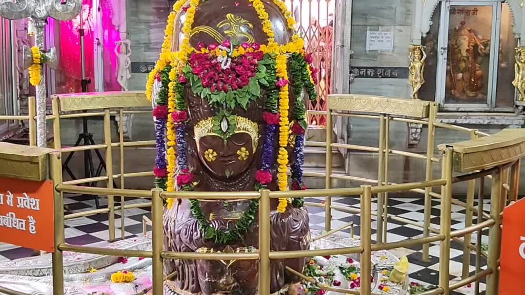Pashupatinath was decorated with notes in Mandsaur