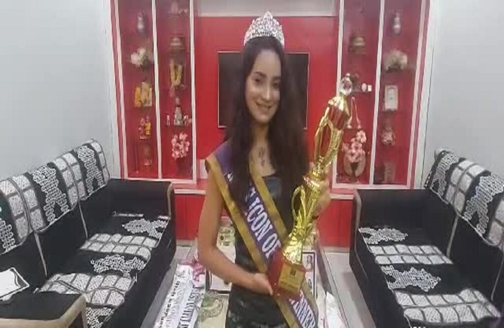 Saraipali's daughter Simran Arora won the title of Miss Icon of India