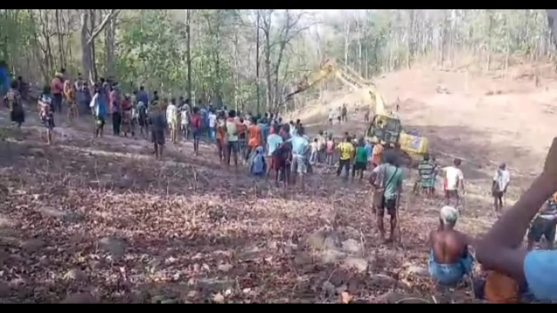 Ambikapur News: तालाब निर्माण करने बिना अनुमति काटे 200 से ज्यादा बेशकीमती पेड़, ठेकेदार सहित दोषियों के खिलाफ ग्रामीणों ने दर्ज कराई शिकायत