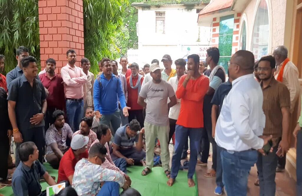 Placement employees demonstrated in front of Dhamtari Municipal Corporation for not getting salary