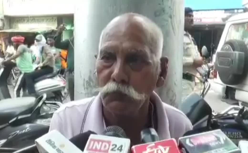 Gwalior News: बदमाशों ने बुजुर्ग के थैले से पार किए 50 हजार रुपए की नकदी और बैंक पासबुक, सीसीटीवी कैमरे में कैद हुई तस्वीरें