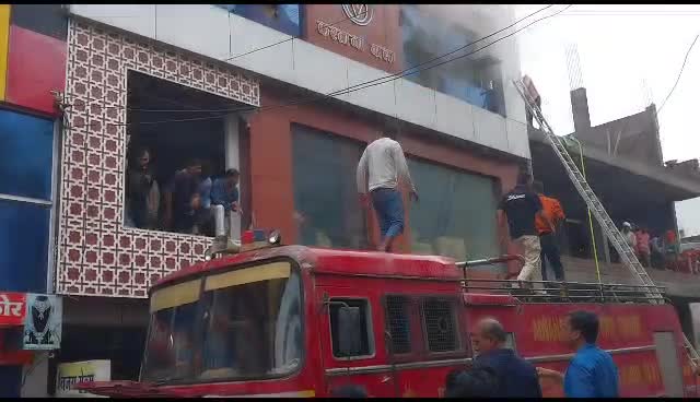 Harda News: शॉर्ट सर्किट की वजह से इलेक्ट्रॉनिक शोरूम में लगी भीषण आग, लाखों रूपये के इलेक्ट्रॉनिक आइटम हुए जलकर खाक
