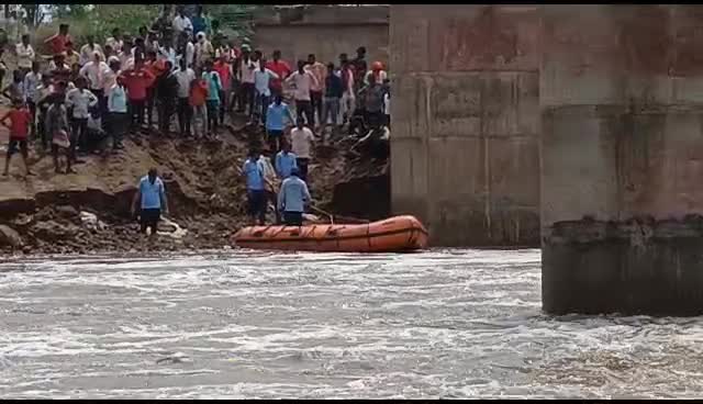 Jabalpur News: पानी के तेज बहाव में बाइक समेत बह गया युवक, सूचना मिलते ही पुलिस और एसडीआरएफ की टीम ने शुरू किया रेस्क्यू