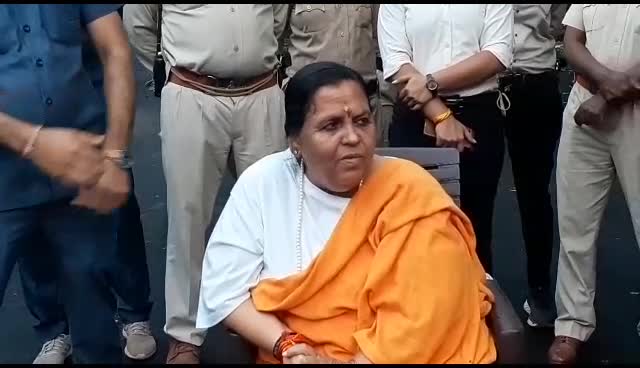 Shivpuri News: अल्प प्रवास पर शिवपुरी पहुंची पूर्व मुख्यमंत्री उमा भारती, मीडिया से चर्चा के दौरान कहा- कांग्रेस ने अपना हीरा गंवा दिया