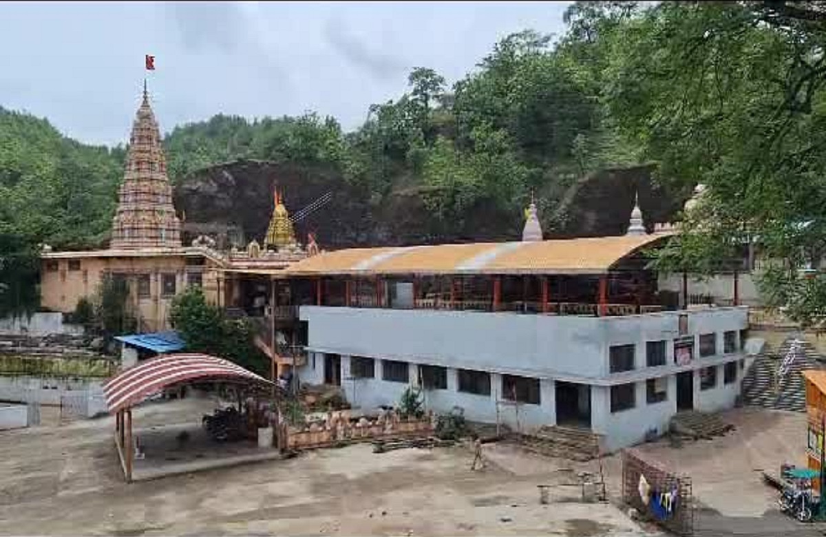 Sendhwa News: सिस्टम की लाचारी..! मध्यप्रदेश के इस गांव में नहीं है एक भी स्कूल, खराब हो रहा बच्चों का भविष्य