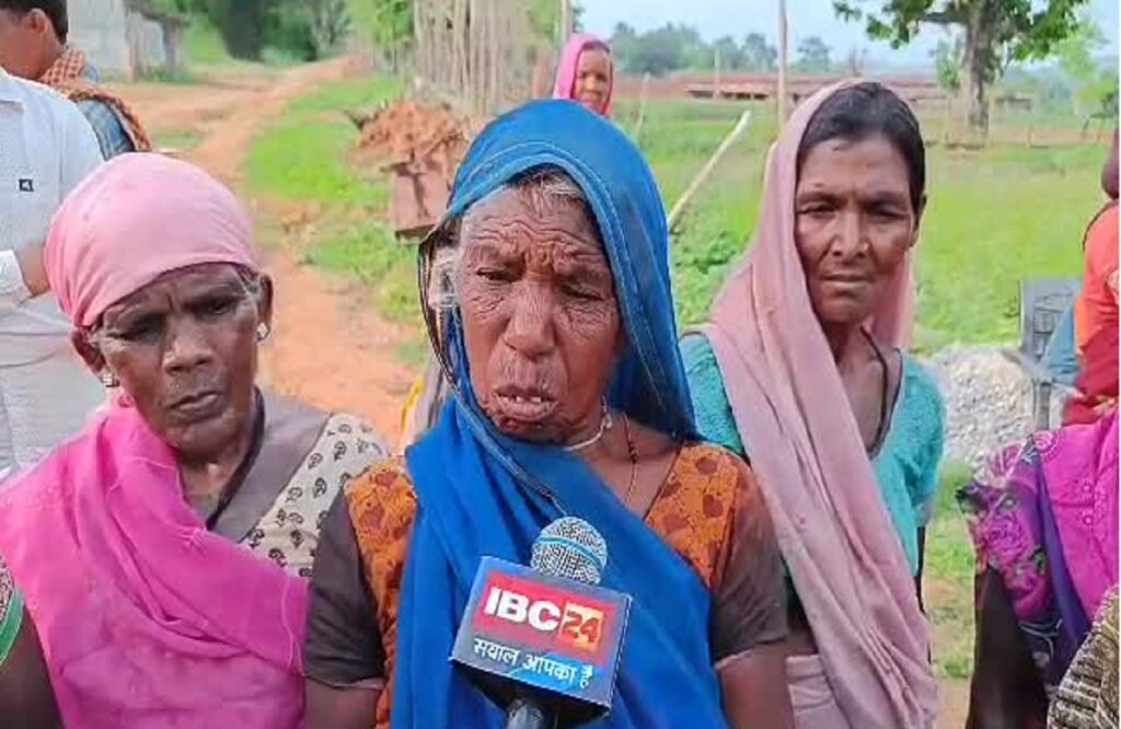 Elderly people are not getting the benefit of old age pension scheme in Karri village of Surajpur