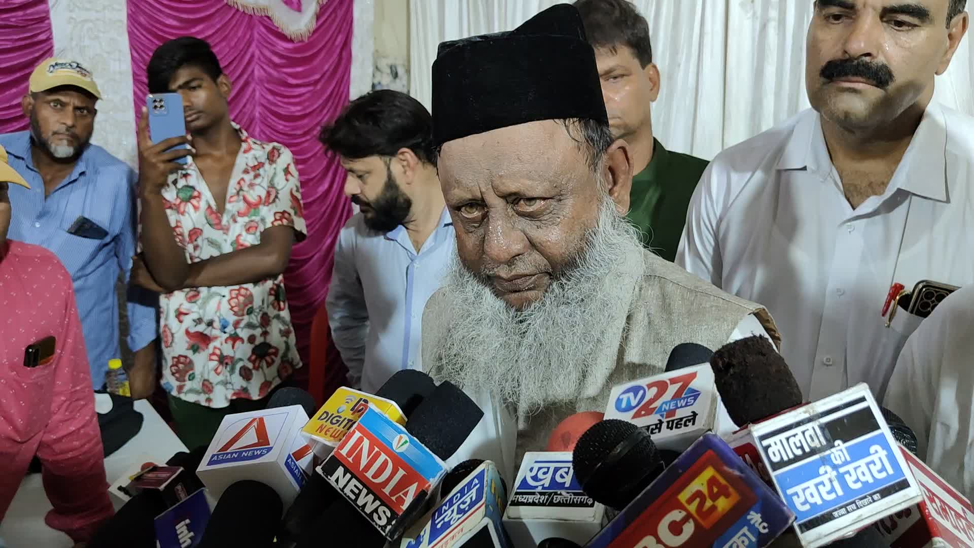 Ujjain News: महाकाल की सवारी में भक्तों पर थूकने वालों के मकान पर चले बुलडोजर, शहर काजी ने कहा- थूकने का आरोप लगाना सरासर गलत