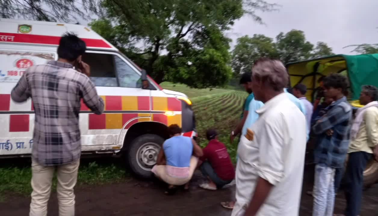 Khargone News: गर्भवती महिला को अस्पताल ले जाते वक्त पेड़ से टकराकर गड्ढ़े में घुसी एंबुलेंस, आशा कार्यकर्ताओं ने दिखाई गजब की सूझबूझ